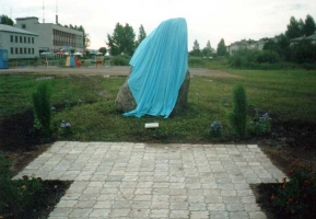 Открытие памятного камня август 2003г.